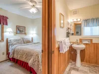 Tranquil Seaside Retreat - WiFi, Kitchen, Garden, Grill Hotels in Otter Rock