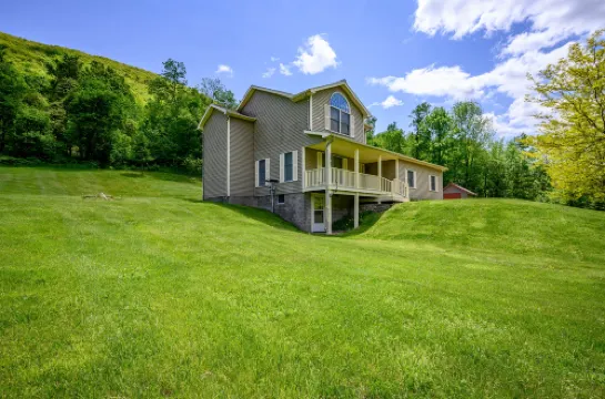 Private Hiking Trails and Scenic Deck Retreat - Spacious Tranquil Oasis