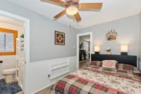 Cozy Fireplace and Scenic Patio Views - Charming Mountain Getaway Hotels in Big Bear