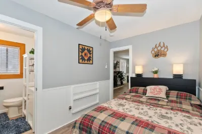 Cozy Fireplace and Scenic Patio Views - Charming Mountain Getaway Hôtels à proximité de : Big Bear Valley Sportsman's Club