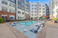 Elegant Retreat - Rooftop Lounge, Pool, Fitness Center 디케이터 호텔