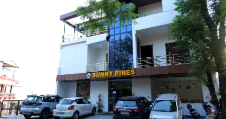Sunny Pines Resort Отели рядом с достопримечательностью «Green Field»