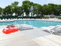 Cozy Garden Home w Fireplace - Pools