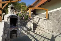Vineyard Cottage Lustek Hotels near Jakčev dom
