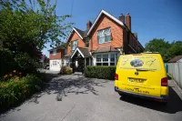 Corner House Hotel Gatwick with Bookable Holiday Parking Hotellit kohteessa 