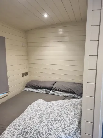 Glamping Hut - Sleeps 2 Hot Tub & Parking