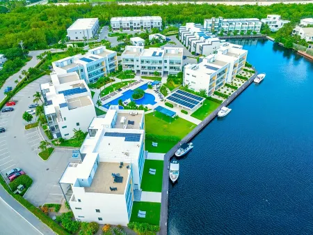 Cayman Luxury Rentals at One Canal Point Отели рядом с достопримечательностью «Камана Бэй»