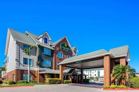 La Quinta Inn & Suites by Wyndham Pharr North McAllen Отели рядом с достопримечательностью «Pharr Vanguard Academy Nature & Birding Center»