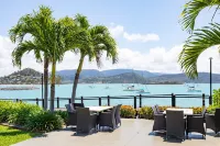 By the Sea Shore Hotels in Cannonvale