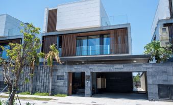 Deluxe Riverfront Pool Villas Danang