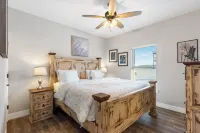 A Birds Eye Bridge View - 5 Bdr w/ Private Hot Tub