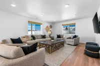 Come enjoy a centrally located escape at Bear Lake. Hot Tub and Game Room!