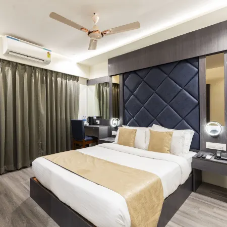 Hotel Classio Andheri Отели рядом с достопримечательностью «Пляж Версова»