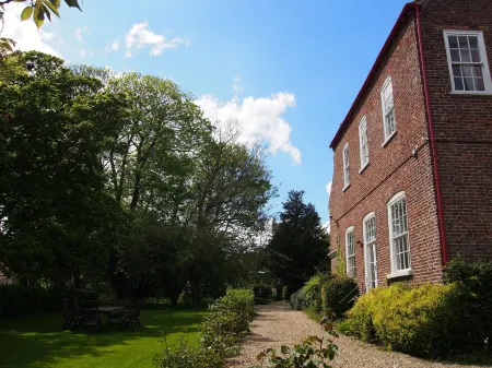 Wrangham House Отели рядом с достопримечательностью «Парк Плейдейл Фарм»