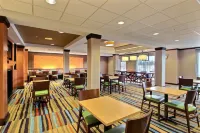 Fairfield Inn & Suites Milwaukee Airport Отели в г. Ок Крик