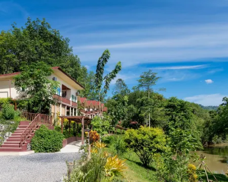 เขาสก ริเวอร์ โฮม รีสอร์ท โรงแรมในอำเภอ พนม