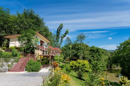 Khao Sok River Home Resort Отели в г. Phanom