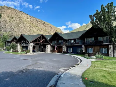 Salmon Rapids Lodge Отели в г. Риггинс