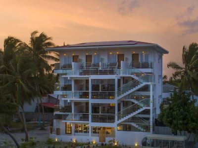 Reef Edge Thulusdhoo