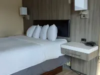 Lavissh Inn and Suites ワットコムのホテル