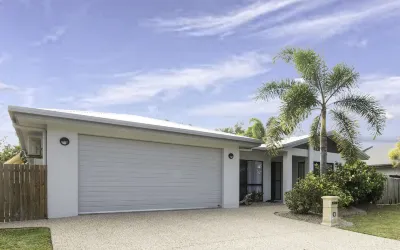 Beach Bliss Queen Bed BBQ Pool Netflix