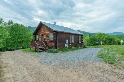 Engadine Inn and Cabins Các khách sạn gần Lake Powhatan Recreation Area & Campground