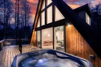 Modern A Frame, Prime Location, 6-Acres, Fire Pit, Hot Tub, King Bed, Pets Ok
