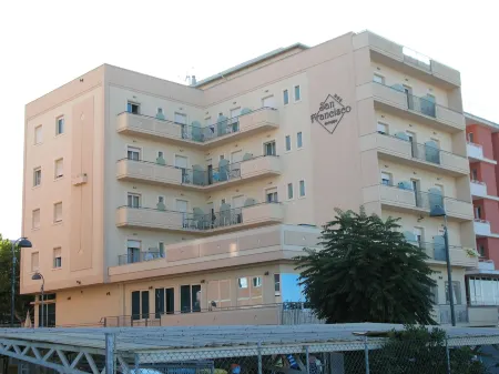 Hotel San Francisco Spiaggia Отели в г. Rivazzurra