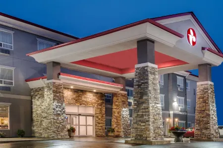 Ramada by Wyndham Moose Jaw Отели рядом с достопримечательностью «Tunnels Of Moose Jaw»
