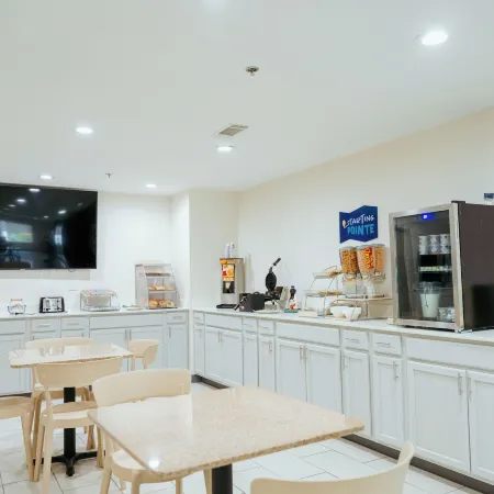Clarion Pointe-Dillard Near Blue Ridge Mountains