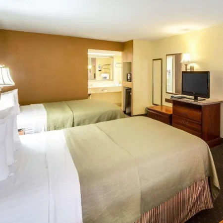 Econo Lodge Inn & Suites