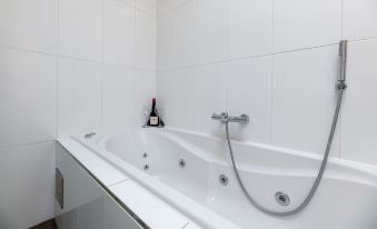 Sézane's Lodges: Shared Home - Not Hotel - in Museum District - Housity