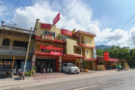 RedDoorz at Sedayu 1 Parapat Отели рядом с достопримечательностью «Pantai Bebas Parapat Danau Toba»