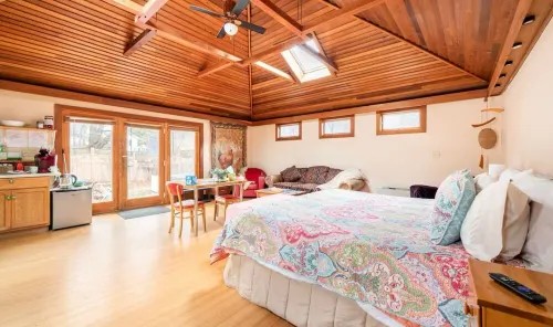 Romantic Cottage with Hot Tub . Close to Hiking and Breweries . Pet Friendly!