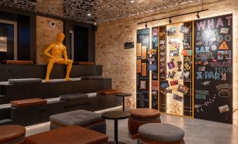 Globe Runner Hotel & Hostel
