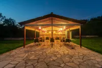 Rivendell Apartments Hotels in Feakes