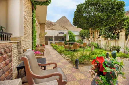 Villa Khufu Pyramids Hotel