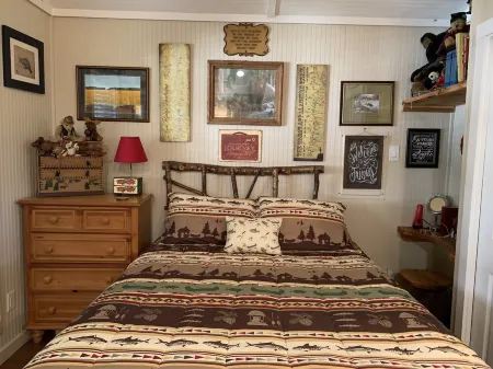 Peaceful Cottage on Linville River. Hike Blue Ridge mountains. Visit winery.