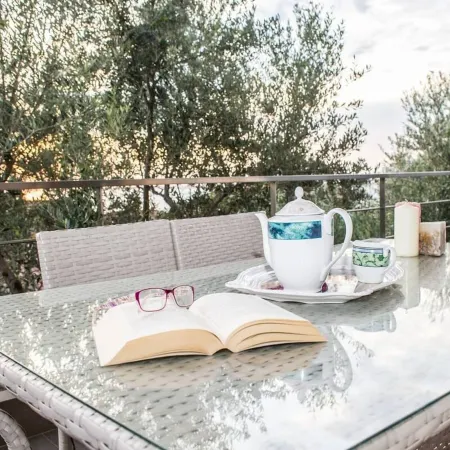Nina's Villa, Cosy Seaview Retreat