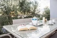 Nina's Villa, Cosy Seaview Retreat
