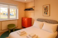 Zozy, Clitterhouse Hotel di 