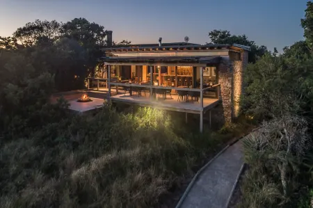 Kariega Game Reserve Ukhozi Lodge Отели в г. Порт-Альфред