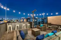 Luxury Townhome With Rooftop Deck Skyline Views - Bungalows