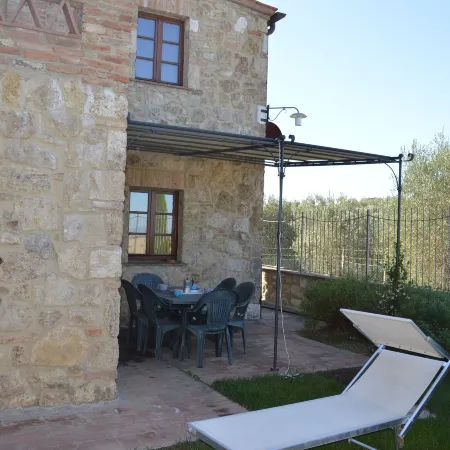 House with Private Garden in the Crete Senesi