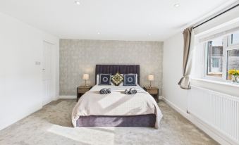 Central Guest Room - En-Suite Parking & Garden