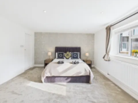 Central Guest Room - En-Suite Parking & Garden