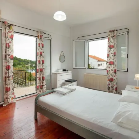 Live the Summer Dream at Gaios Cozy Retreat