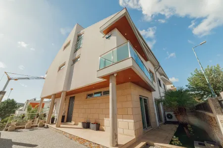 Pool & Cinema Villa by Vacationy Отели в г. Валонгу