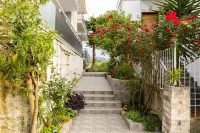 Seaside Family Haven - Avia's Spacious Getaway - parking