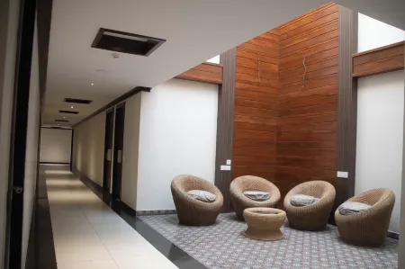 S V Grand Отели рядом с достопримечательностью «Блэк Тандер»